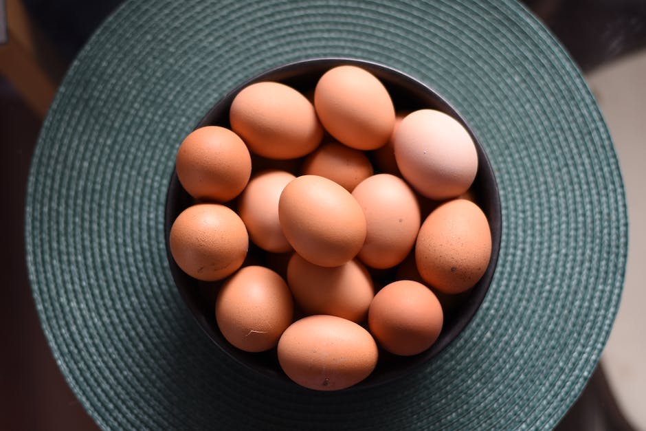 Hühner, die dunkelbraune Eier legen