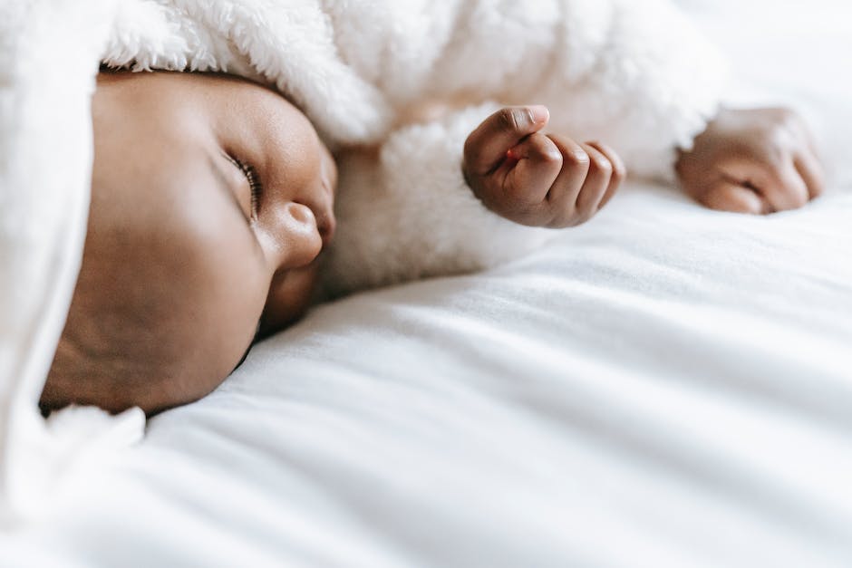  Neugeborenes abends Schlafenszeit legen