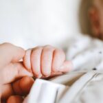 Baby auf Bauch legen: Vorteile für die Entwicklung